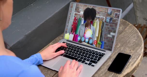 Белой Женщины Видеозвонок Коллегой Ноутбуке Бизнес Профессионализм Технологическая Концепция — стоковое видео