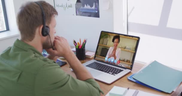 Uomo Caucasico Che Indossa Cuffie Telefoniche Con Una Videochiamata Con — Video Stock