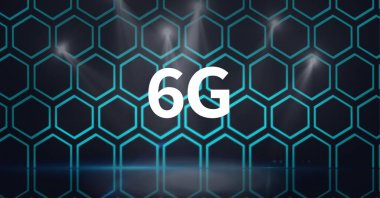 Yeşil altıgenlerin ve ışık yollarının üzerinde 6G metin kompozisyonu. küresel ağlar, teknoloji, dijital arayüz ve dijital olarak oluşturulan iletişim konsepti.