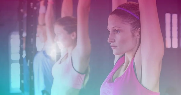 Starka Kvinnor Hänger Från Bar Träning Gym Med Rosa Tonad — Stockfoto