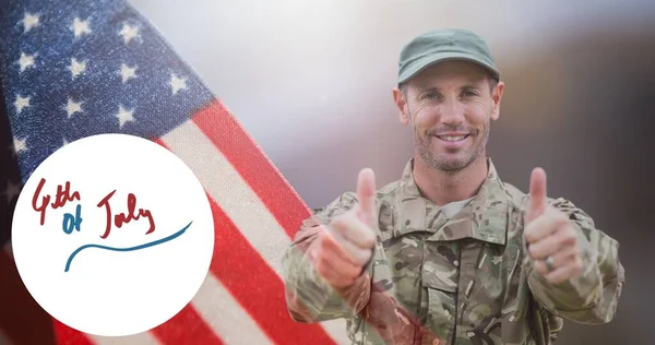 Összetétele Július Szöveg Felett Katona Adja Hüvelykujját Fel Amerikai Zászló — Stock Fotó
