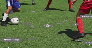 Sahadaki futbolcuların pankartlarında sosyal medya simgelerinin canlandırılması. küresel çevrimiçi iletişim, dijital arayüz ve teknoloji konsepti dijital olarak oluşturulmuş video.