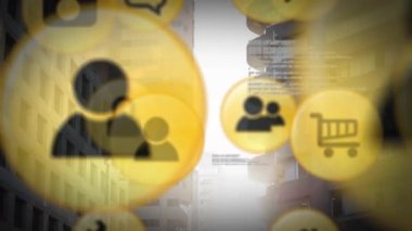 Şehir manzarası üzerindeki çevrimiçi dijital simgelerin animasyonu. küresel çevrimiçi iletişim, dijital arayüz ve teknoloji konsepti dijital olarak oluşturulmuş video.