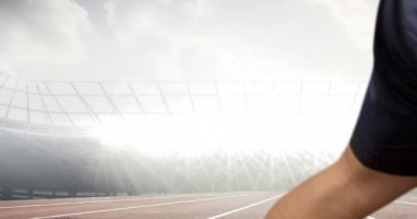 Spor stadyumunun üzerinden bayrak bayrağını uzatan atlet elleri animasyonu. Spor etkinliği ve yarışma konsepti dijital olarak oluşturulmuş video.