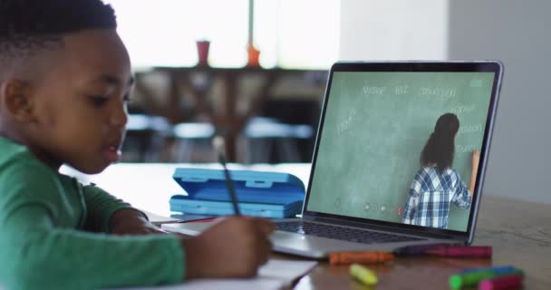 Afroamerykanin Odrabiający Lekcje Podczas Rozmowy Wideo Nauczycielką Laptopie Domu Kształcenie — Wideo stockowe
