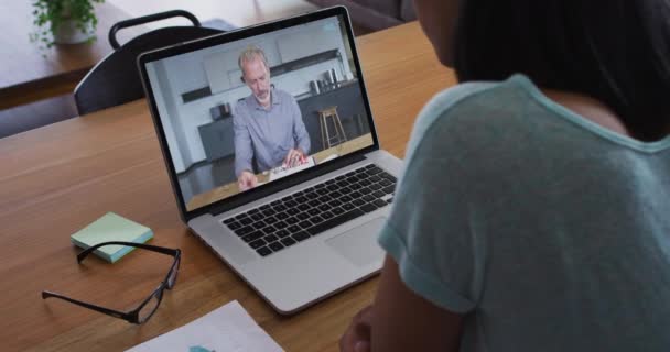 Mulher Negócios Raça Mista Sentado Mesa Usando Laptop Ter Chamada — Vídeo de Stock