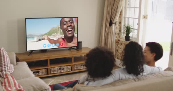 Afrikanische Amerikanische Familie Sitzt Auf Dem Sofa Und Macht Videoanrufe — Stockvideo