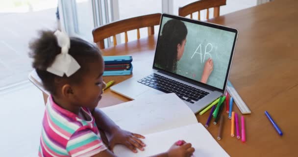 Chica Afroamericana Haciendo Tarea Mientras Que Tiene Una Videollamada Con — Vídeos de Stock