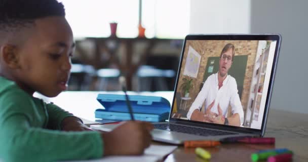 Afroameričan Dělá Domácí Úkoly Zatímco Videohovor Učitelem Notebooku Doma Distanční — Stock video