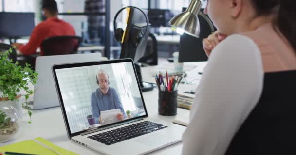 Kaukasierin Bei Einem Videoanruf Mit Einem Männlichen Kollegen Laptop Büro — Stockvideo