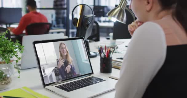 Mujer Caucásica Teniendo Una Videollamada Con Una Colega Portátil Oficina — Vídeos de Stock