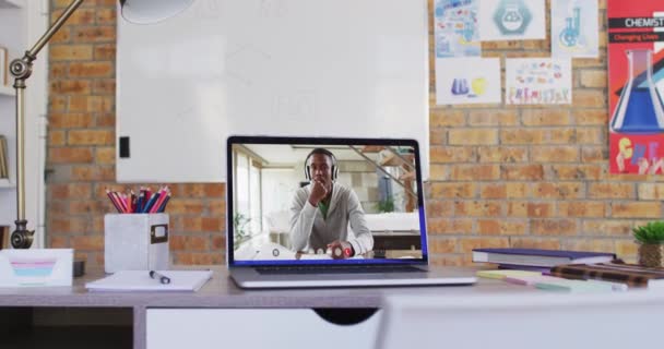 Webcam Weergave Van Afrikaans Amerikaanse Mannelijke Student Video Oproep Laptop — Stockvideo