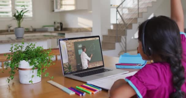 Afroamerykanka Podnosi Rękę Podczas Rozmowy Wideo Nauczycielem Laptopie Domu Kształcenie — Wideo stockowe