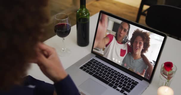 Gemengde Race Man Zit Aan Tafel Met Behulp Van Laptop — Stockvideo