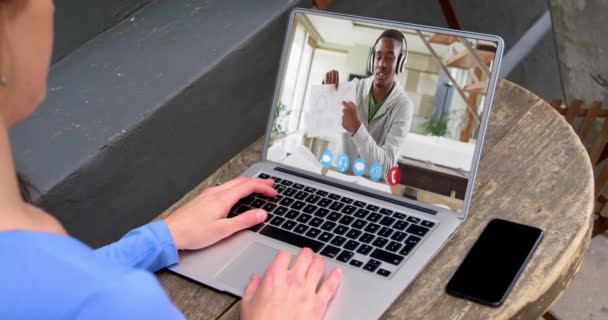 在高加索女人的中间 有一个视频电话与男性同事在笔记本电脑上 专业精神和技术概念 — 图库视频影像