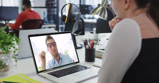 Kaukasierin Bei Einem Videoanruf Mit Einem Männlichen Kollegen Laptop Büro — Stockvideo