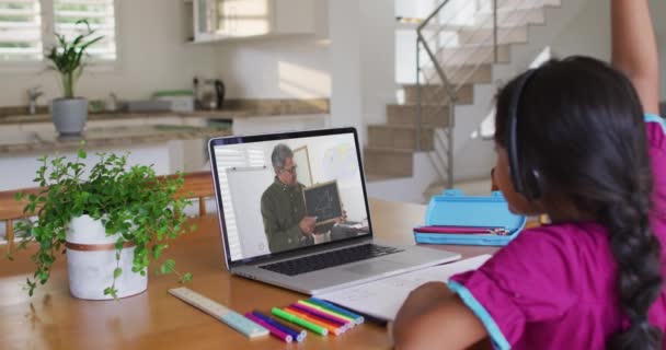 Afroamerykanka Podnosi Rękę Podczas Rozmowy Wideo Nauczycielem Laptopie Domu Kształcenie — Wideo stockowe