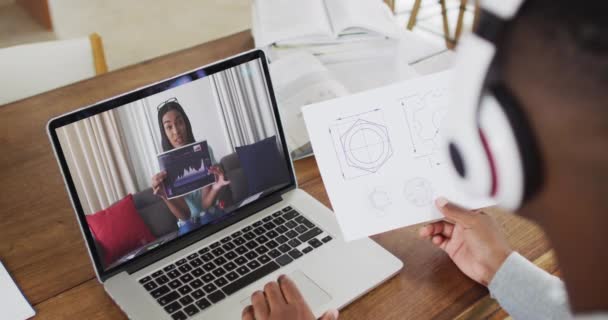 Estudante Universitário Afro Americano Segurando Notas Enquanto Faz Uma Videochamada — Vídeo de Stock