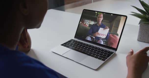 Afrikai Amerikai Üzletasszony Asztalnál Laptoppal Videóhívást Tartva Egy Férfi Kollégával — Stock videók