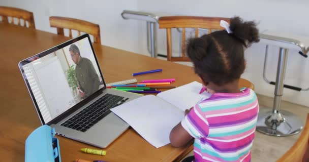 Afroamerykanka Odrabiająca Lekcje Podczas Rozmowy Wideo Nauczycielem Laptopie Domu Kształcenie — Wideo stockowe