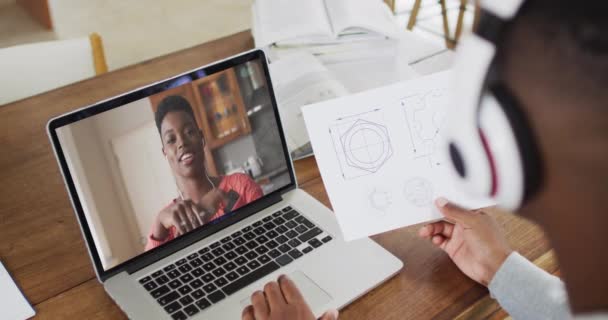 Hombre Afroamericano Estudiante Universitario Sosteniendo Notas Mientras Tiene Una Videollamada — Vídeo de stock