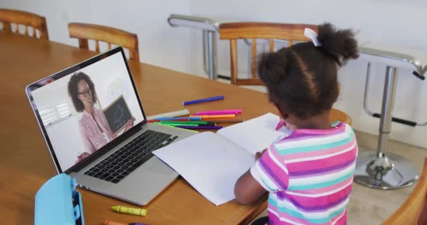 Afroamerykanka Odrabiająca Lekcje Podczas Rozmowy Wideo Nauczycielką Laptopie Domu Kształcenie — Wideo stockowe