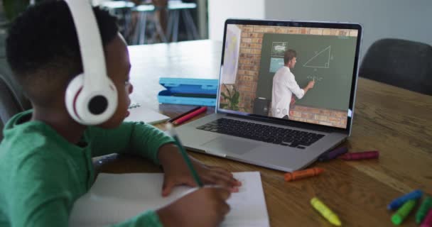 Menino Afro Americano Sentado Mesa Usando Laptop Com Aula Line — Vídeo de Stock