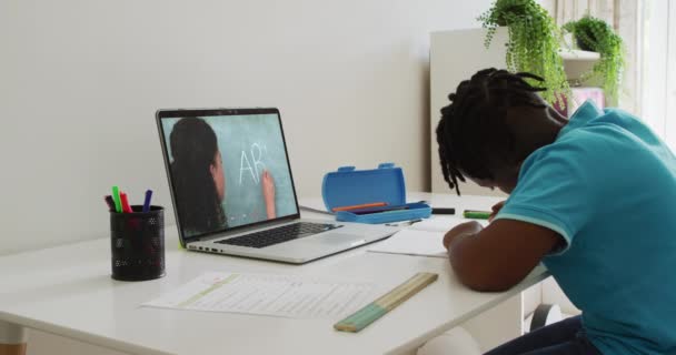Africain Américain Garçon Assis Bureau Utilisant Ordinateur Portable Ayant Une — Video