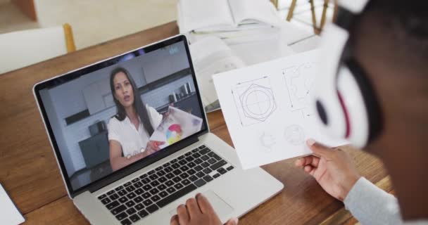 Afrykańscy Studenci Trzymający Notatki Podczas Rozmowy Wideo Laptopie Domu Kształcenie — Wideo stockowe