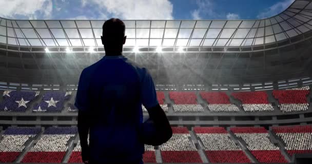 Animacja Tylnego Widoku Piłkarza Trzymającego Piłkę Nad Amerykańską Flagą Stadionie — Wideo stockowe
