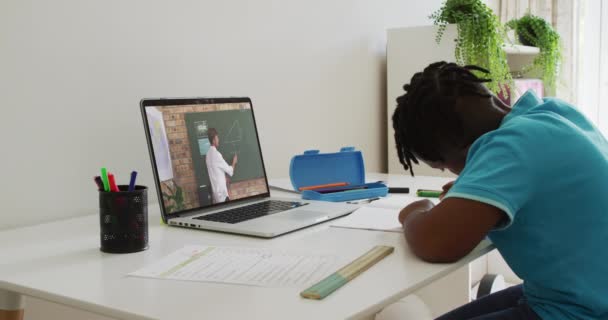 Африканский Американец Делает Домашнюю Работу Время Видеозвонка Учителем Мужчиной Домашнем — стоковое видео