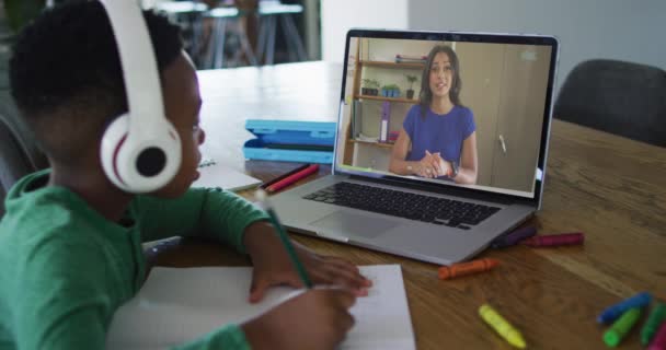 非洲裔美国男孩一边做作业 一边在家里用笔记本电脑与女教师进行视频通话 远程学习和网上教育概念 — 图库视频影像