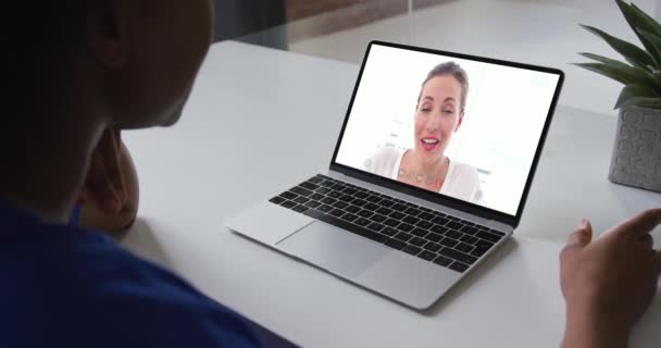 Secção Média Mulher Afro Americana Fazer Uma Videochamada Portátil Com — Vídeo de Stock