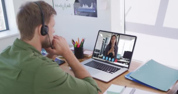 Кавказький Бізнесмен Сидить Столом Використовуючи Ноутбук Відеодзвінком Колегою Жінкою Інтернет — стокове відео