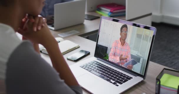 Partie Médiane Femme Afro Américaine Ayant Appel Vidéo Avec Collègue — Video