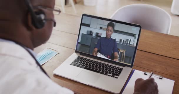 Afrykański Amerykański Biznesmen Siedzący Przy Biurku Korzystający Laptopa Rozmawiający Przez — Wideo stockowe