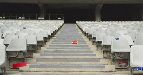 Spor Stadyumundaki Boş Stantların Üzerindeki Afişler Üzerinde Sosyal Medya Simgelerinin — Stok video