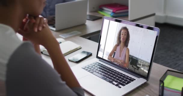 Afroamerikansk Affärskvinna Som Sitter Vid Skrivbordet Med Bärbar Dator Och — Stockvideo