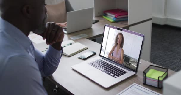 Afroamerikansk Affärsman Som Sitter Vid Skrivbordet Med Bärbar Dator Och — Stockvideo