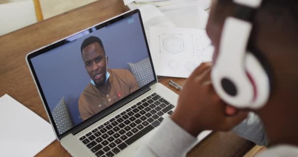 Αφροαμερικάνος Φοιτητής Που Κρατάει Σημειώσεις Ενώ Έχει Βιντεοκλήση Στο Λάπτοπ — Αρχείο Βίντεο