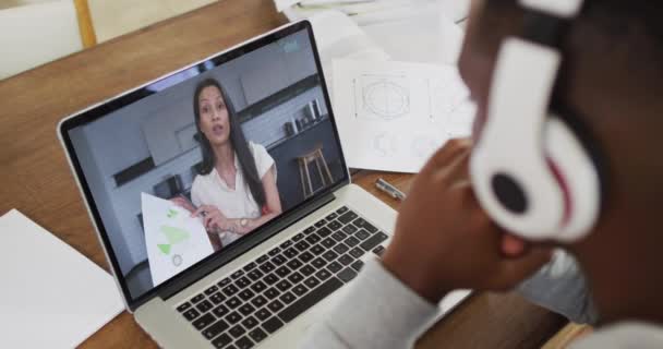 아프리카 미국인 대학생 집에서 노트북으로 비디오 통화를 필기를 있습니다 온라인 — 비디오