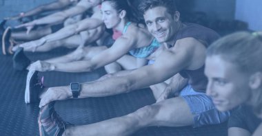 Spor salonunda esneme hareketleri yapan sağlıklı erkek ve kadınların kompozisyonu. spor ve spor konsepti dijital olarak oluşturulmuş görüntü.