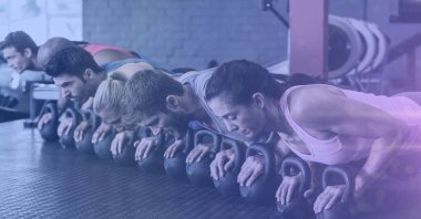 Spor salonunda kettlebell 'de şınav çeken sağlıklı erkek ve kadınların kompozisyonu. spor ve spor konsepti dijital olarak oluşturulmuş görüntü.