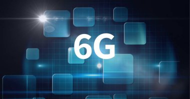 Mavi ekranlar ve ışık yollarının üzerinde 6G metin kompozisyonu. küresel ağlar, teknoloji, dijital arayüz ve dijital olarak oluşturulan iletişim konsepti.