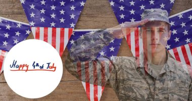 Amerikan bayrakları üzerinde selam veren erkek askerin 4 Temmuz metninin kompozisyonu. Bağımsızlık Günü kutlamaları, gelenek ve vatanseverlik kavramı dijital olarak oluşturuldu.