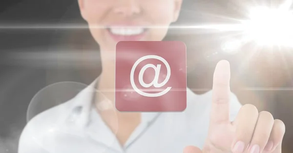 Skład Uśmiechniętej Bizneswoman Dotykając Ekranu Ikoną Mail Cyfrowy Biznes Technologia — Zdjęcie stockowe