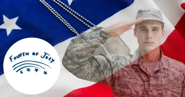 Július Szöveg Összetétele Tisztelegő Férfi Katonával Névtáblával Amerikai Zászló Alatt — Stock Fotó
