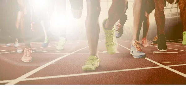 Composición Piernas Atletas Masculinos Corriendo Pista Carreras Con Manchas Luz — Foto de Stock