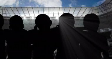 Spor stadyumunda kucaklaşan spor hayranlarının siluetleri. Spor etkinliği ve yarışma konsepti dijital olarak oluşturulmuş video.