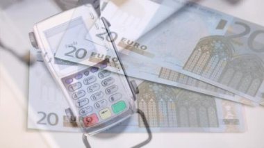 Avro banknotlarının ödeme terminali üzerinde animasyonu. küresel iş ve finans kavramı dijital olarak oluşturulan video.